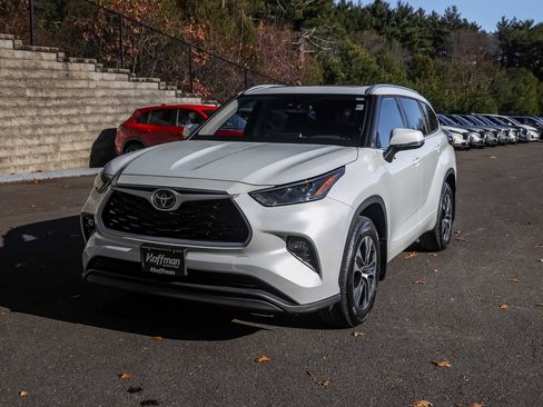 Used 2022 Toyota Highlander XLE image 11