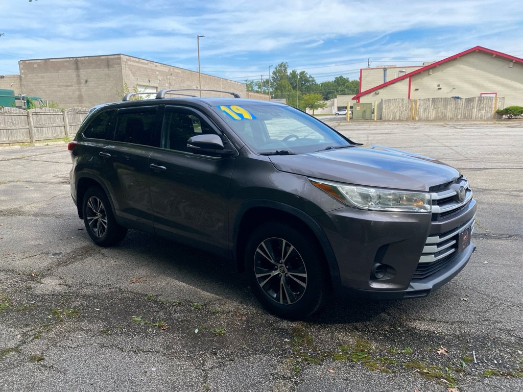 Used 2019 Toyota Highlander LE AWD/4WD image 6