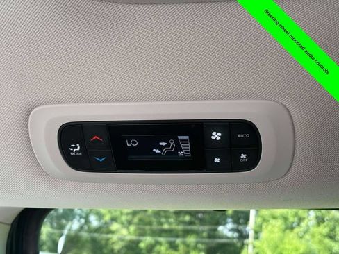 Used 2023 Chrysler Pacifica Touring-L FWD image 28
