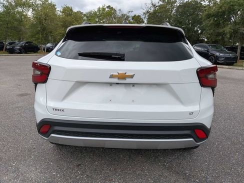 Used 2025 Chevrolet Trax LT w/ LT Convenience Package FWD image 4