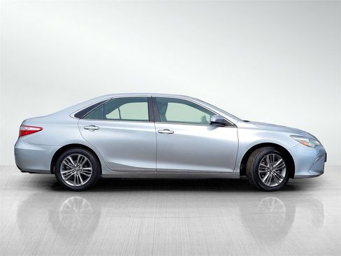 Used 2016 Toyota Camry SE image 3