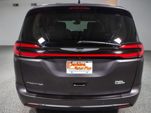 Used 2023 Chrysler Pacifica Touring-L FWD image 8