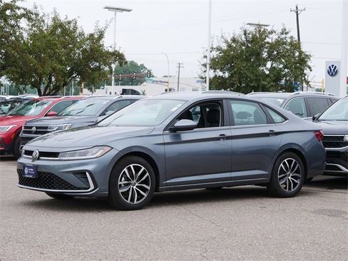 Certified 2025 Volkswagen Jetta SE image 3