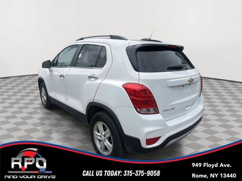 Used 2020 Chevrolet Trax LT w/ LT Convenience Package AWD/4WD image 3