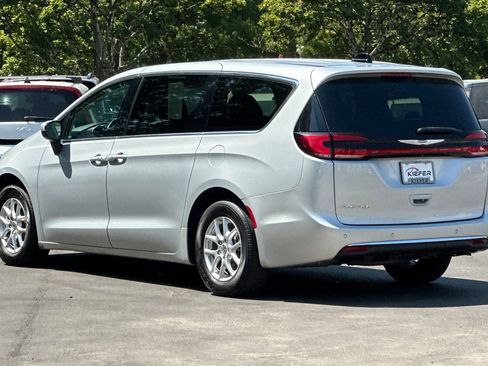 Used 2023 Chrysler Pacifica Touring-L FWD image 6