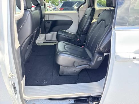 Used 2023 Chrysler Pacifica Touring-L FWD image 28