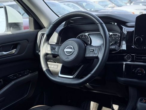 Used 2023 Nissan Pathfinder SL AWD/4WD image 30