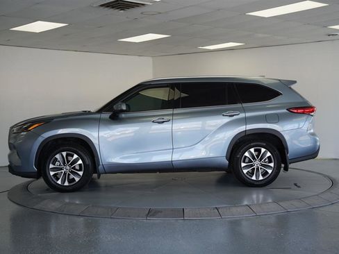 Used 2022 Toyota Highlander XLE AWD/4WD image 4