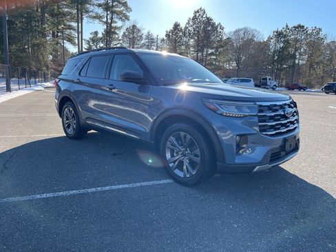 Used 2025 Ford Explorer Active w/ Active Comfort Package image 4