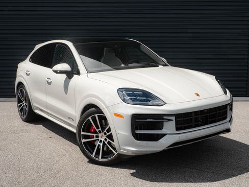 Certified 2025 Porsche Cayenne GTS AWD/4WD image 28