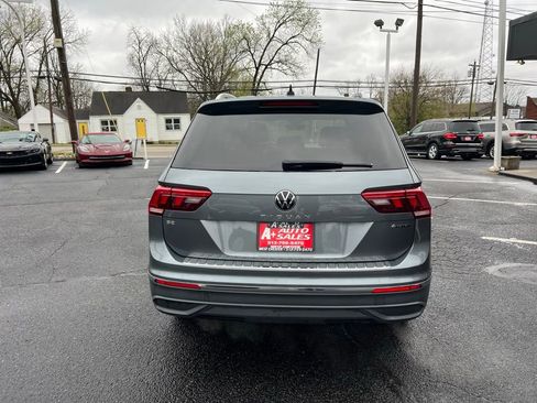 Used 2022 Volkswagen Tiguan SE w/ Panoramic Sunroof Package image 7