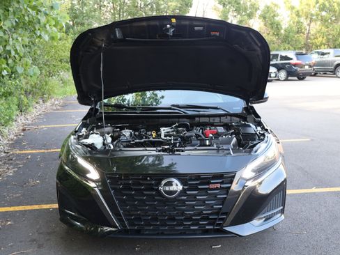 Used 2024 Nissan Altima 2.5 SR FWD image 12