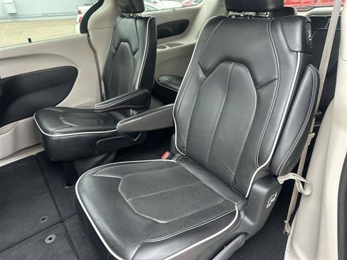 Used 2024 Chrysler Pacifica Limited FWD image 23