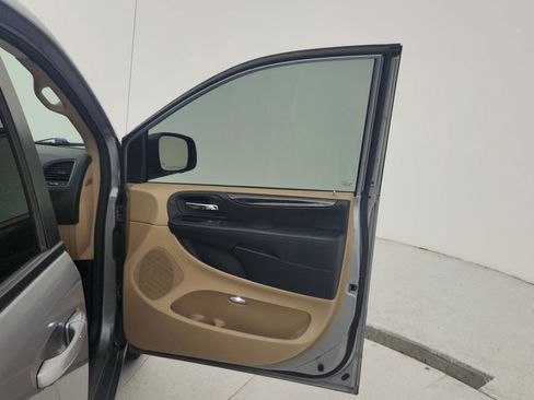 Used 2016 Dodge Grand Caravan SXT FWD image 25