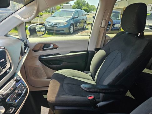Used 2017 Chrysler Pacifica LX image 9