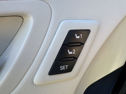 Used 2025 Toyota Sienna Platinum image 10