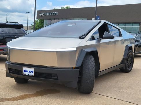 Used 2024 Tesla Cybertruck AWD Crew Cab image 2