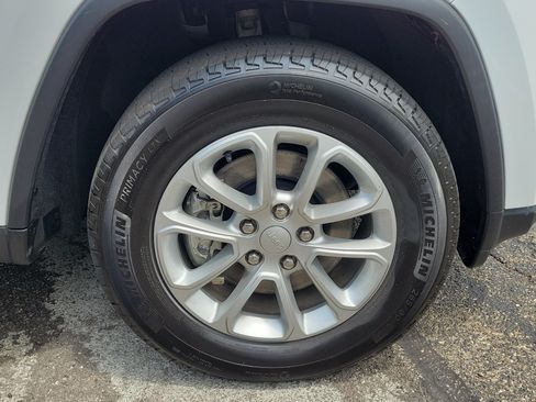 Used 2021 Jeep Grand Cherokee Laredo AWD/4WD image 6