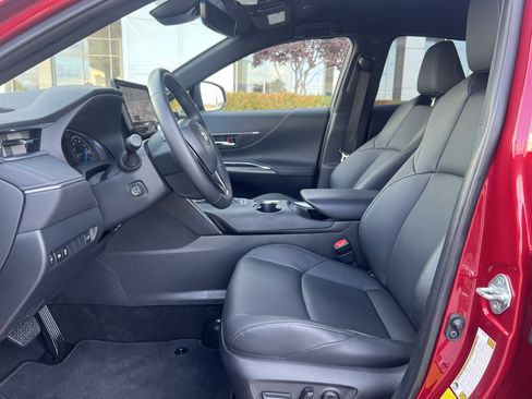 Certified 2024 Toyota Venza XLE image 3