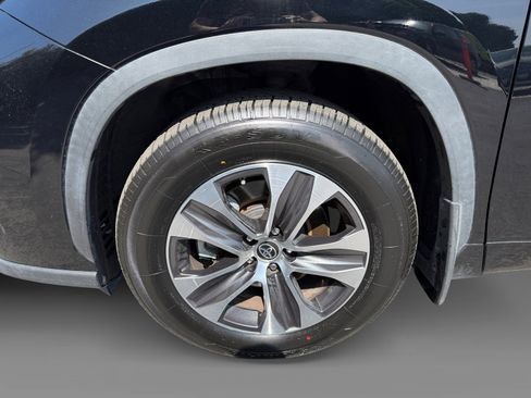Used 2022 Toyota Highlander XLE AWD/4WD image 9