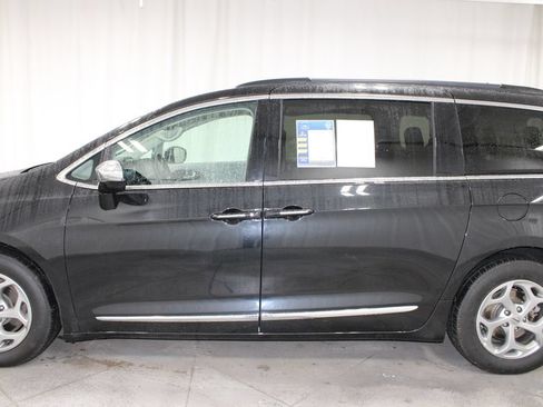 Used 2023 Chrysler Pacifica Limited FWD image 6