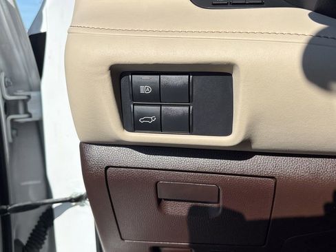 Used 2022 Toyota Highlander XLE AWD/4WD image 36