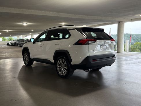 Used 2020 Toyota RAV4 XLE Premium FWD image 3