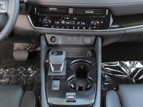 Used 2025 Nissan Rogue SL w/ Tech Package FWD image 18