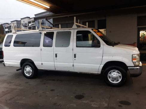 Used 2009 Ford E-350 and Econoline 350 XLT image 2