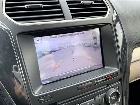 Used 2018 Ford Explorer XLT w/ Equipment Group 202A FWD image 26