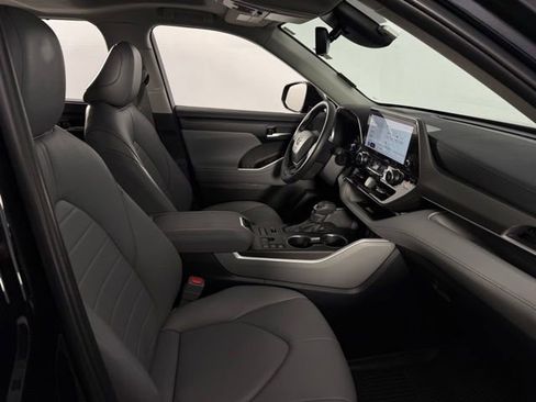 Used 2024 Toyota Highlander XLE image 15