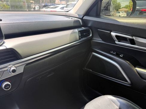 Used 2022 Kia Telluride LX FWD image 16