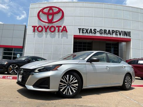 Used 2025 Nissan Altima 2.5 SV FWD image 2