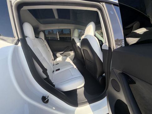 Used 2022 Tesla Model Y Long Range image 21