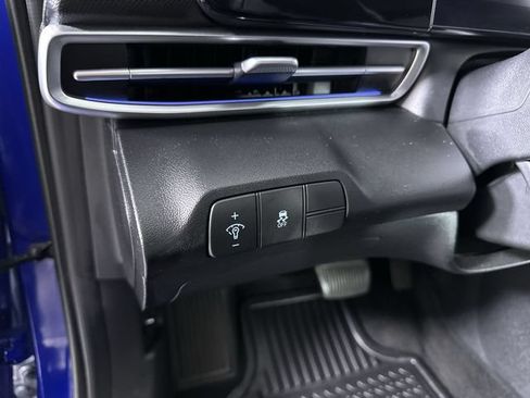 Used 2025 Hyundai Elantra Limited FWD image 18