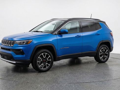 Used 2025 Jeep Compass Trailhawk AWD/4WD image 3