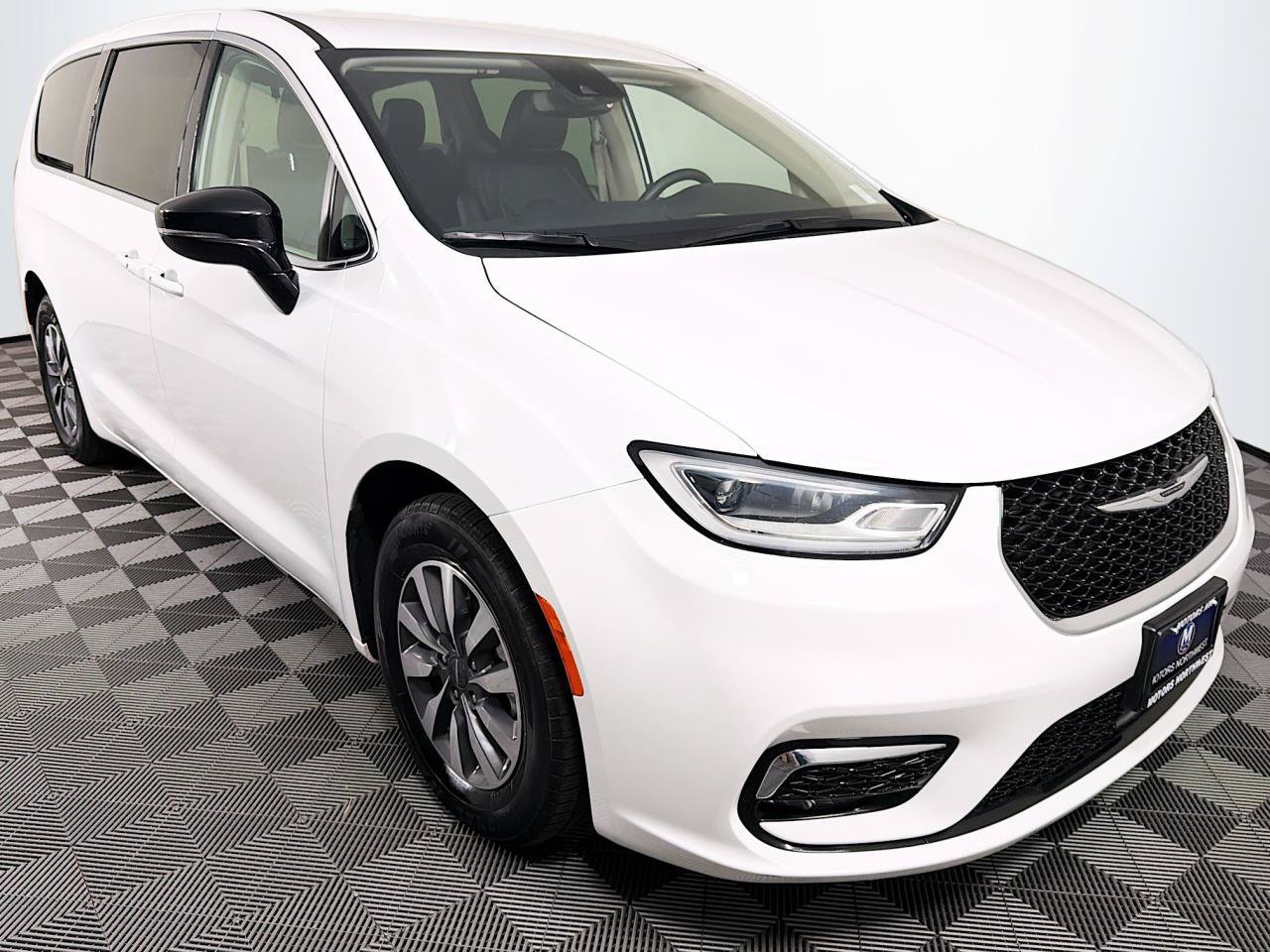 Used 2024 Chrysler Pacifica Limited FWD image 28