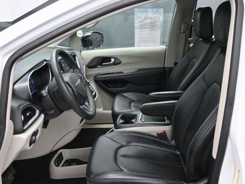 Used 2024 Chrysler Pacifica Touring-L image 17