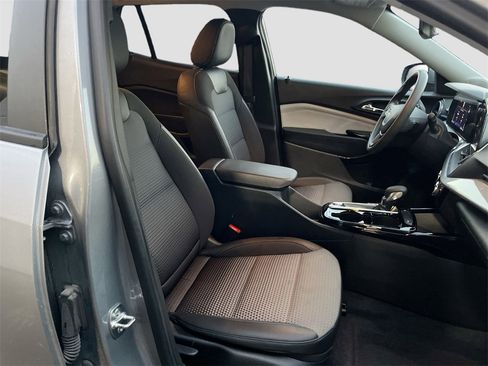 Used 2024 Chevrolet Trax LT image 32