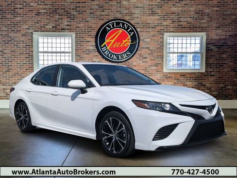 Used 2020 Toyota Camry SE FWD image 1