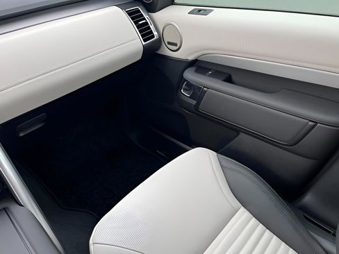 Certified 2025 Land Rover Discovery Dynamic SE image 19