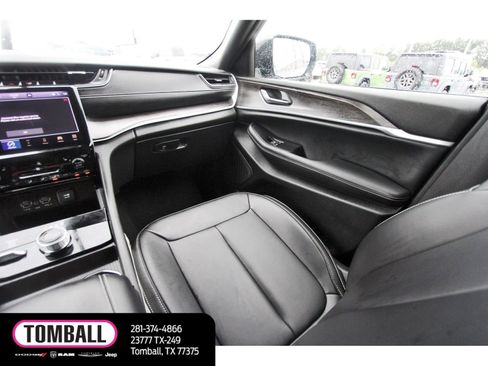 Used 2024 Jeep Grand Cherokee Limited w/ Black Appearance Package AWD/4WD image 11