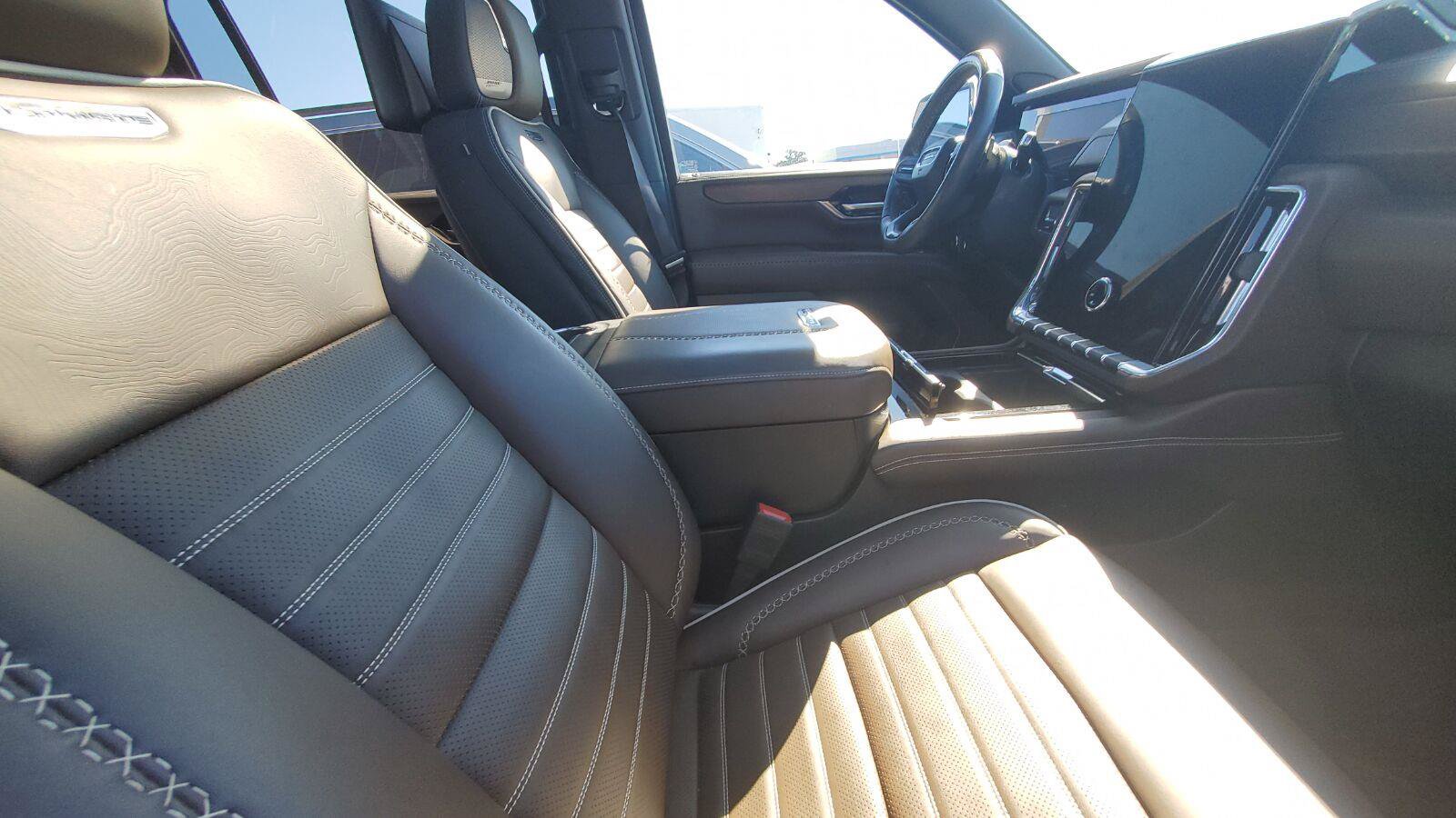 Used 2025 GMC Yukon XL Denali Ultimate w/ LPO, Floor Liner Package AWD/4WD image 4