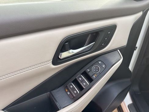 Used 2023 Nissan Rogue SL w/ SL Premium Package image 11