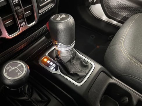 Used 2025 Jeep Wrangler Sahara image 22