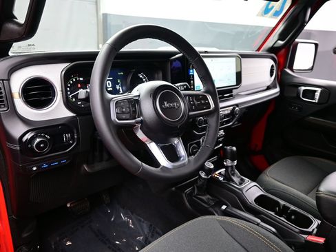 Used 2025 Jeep Wrangler Unlimited Sahara AWD/4WD image 14
