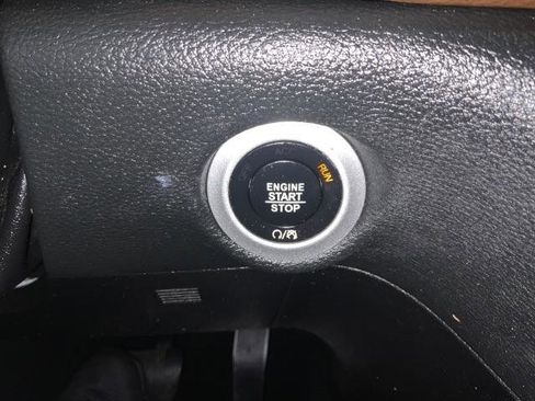 Used 2019 Chrysler Pacifica Limited w/ Tire & Wheel Group image 24