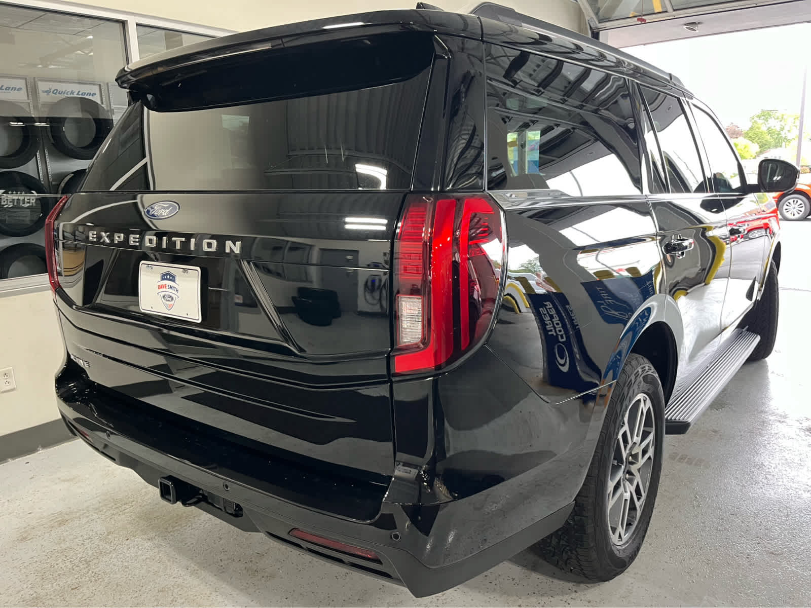 Used 2025 Ford Expedition Active AWD/4WD image 12