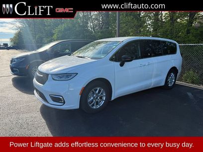 Used 2025 Chrysler Pacifica Select