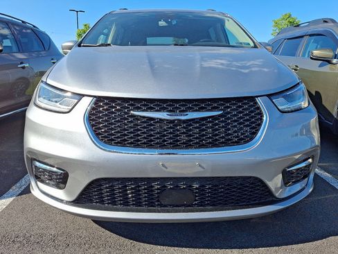 Used 2021 Chrysler Pacifica Touring-L FWD image 2